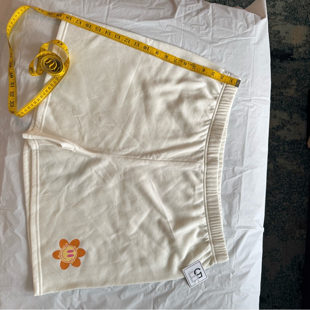 Women's Shorts with Flower Design - Picture 3 of 3
